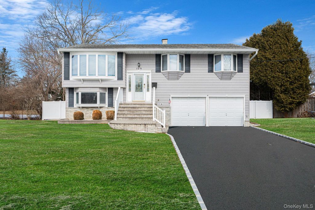 Photo of 109 Utica Street, Bay Shore, NY 11706 (MLS # 955486)