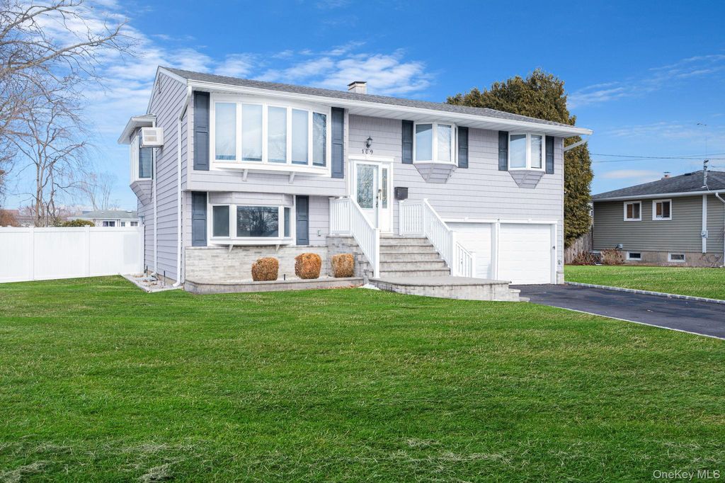 Photo of 109 Utica Street, Bay Shore, NY 11706 (MLS # 955486)