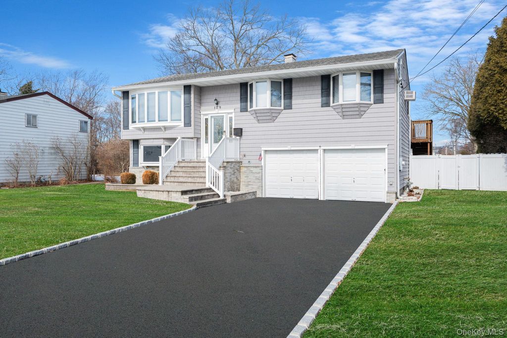 Photo of 109 Utica Street, Bay Shore, NY 11706 (MLS # 955486)