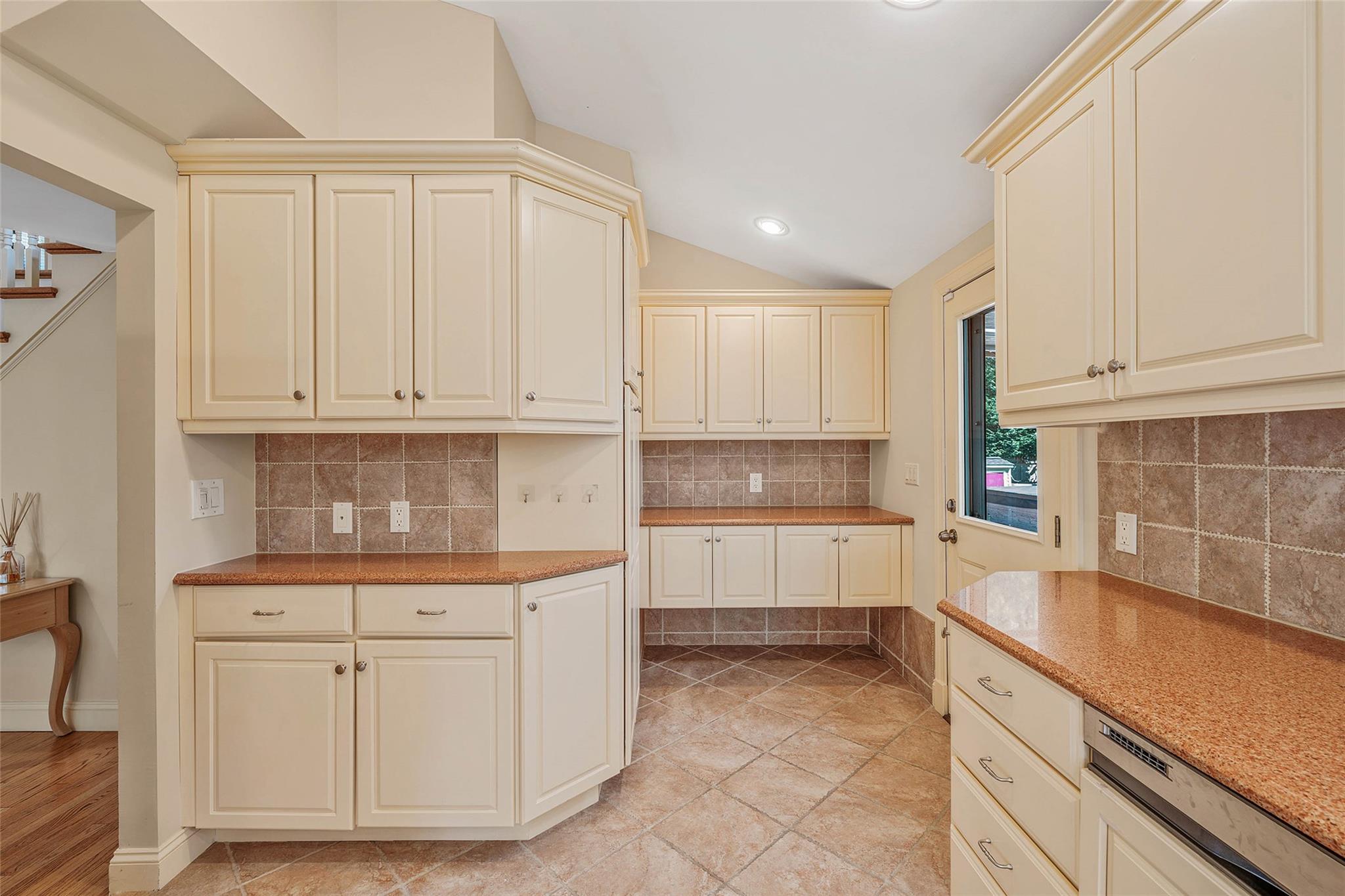 4 Victor Place, Lake Grove, New York image 12