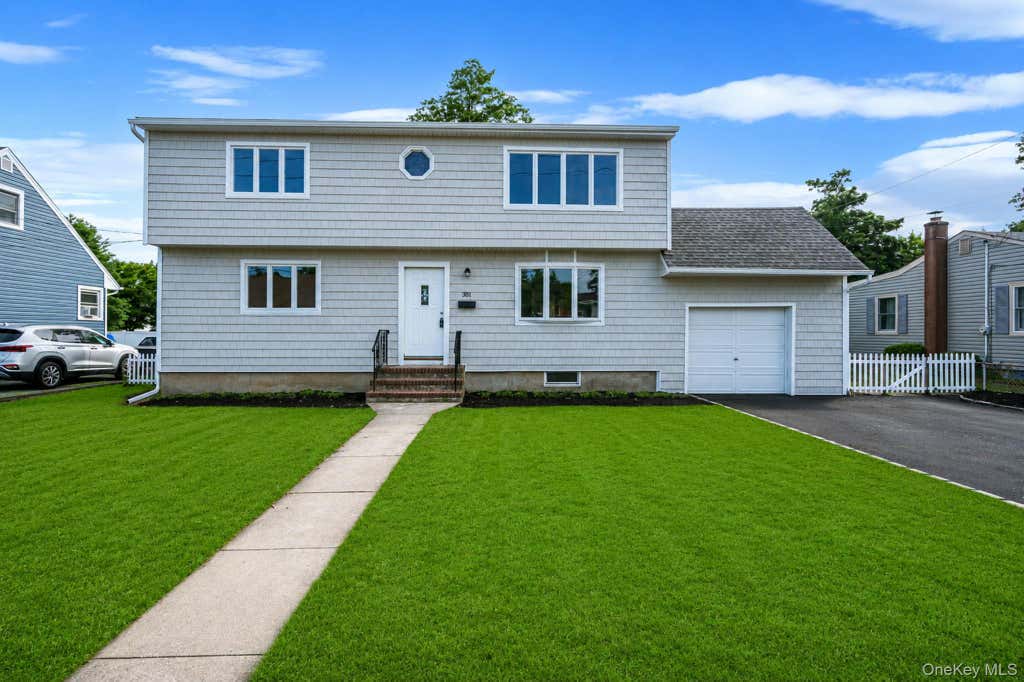 Photo of 381 N Clinton Avenue, Lindenhurst, NY 11757 (MLS # 1019140)
