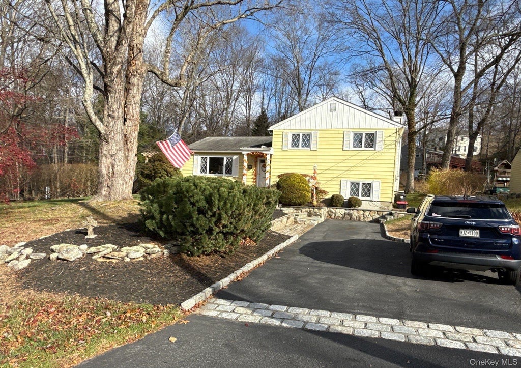 Photo of 10 Woodland Place, Airmont, NY 10952 (MLS # 1063691)