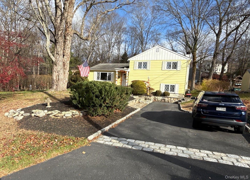 Photo of 10 Woodland Place, Airmont, NY 10952 (MLS # 1063691)