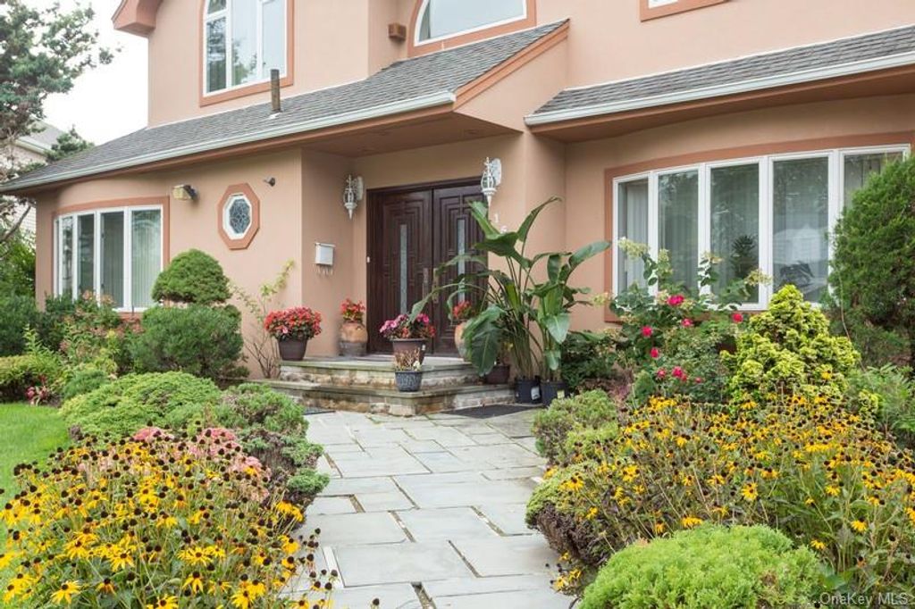 Photo of 150 Lakeside Drive S, Lawrence, NY 11559 (MLS # 952975)