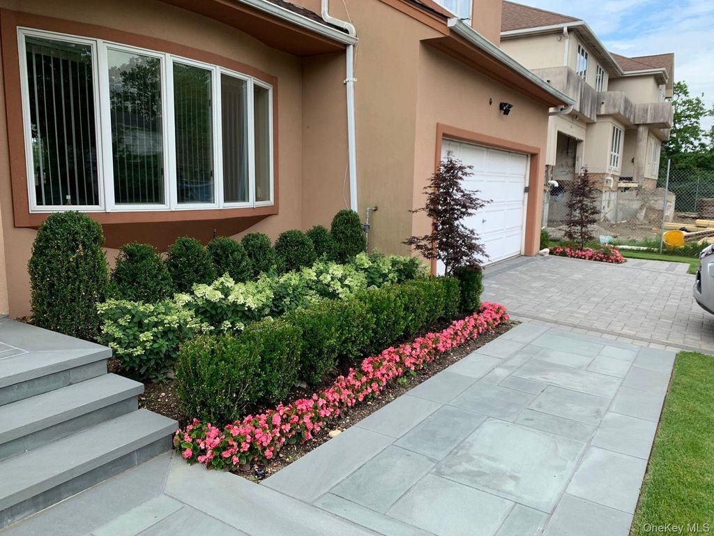 Photo of 150 Lakeside Drive S, Lawrence, NY 11559 (MLS # 952975)