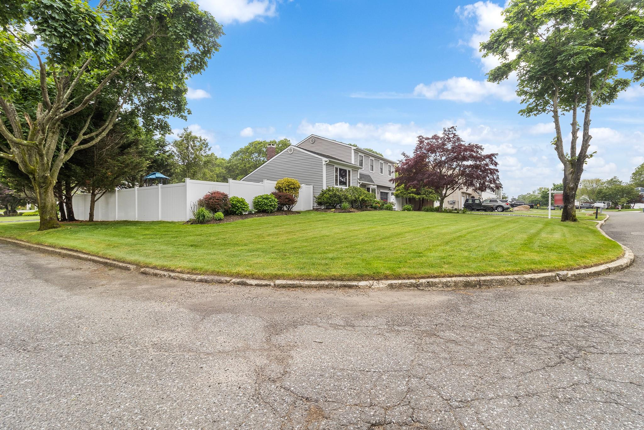 8 Arlene Street, Farmingville, New York image 4