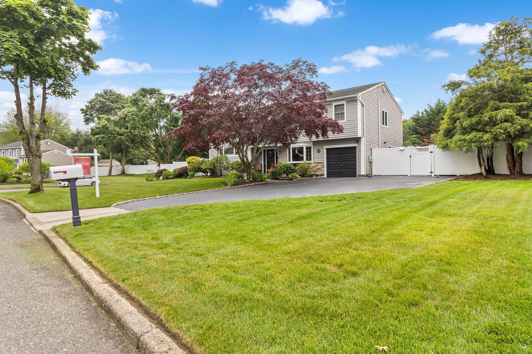 8 Arlene Street, Farmingville, New York image 3