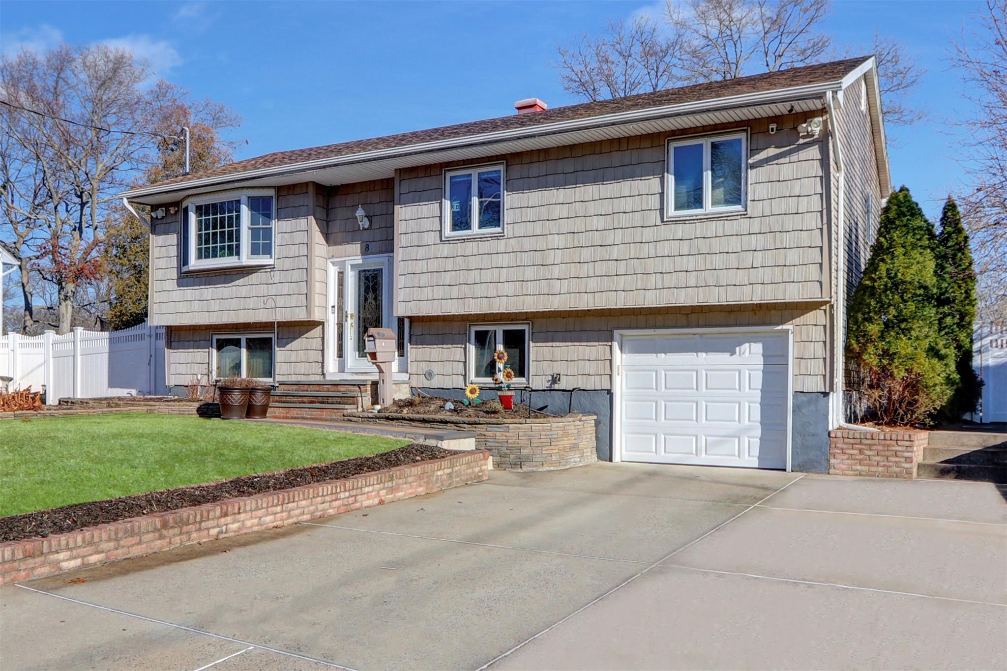 8 Sarah Court, Ronkonkoma, New York image 3