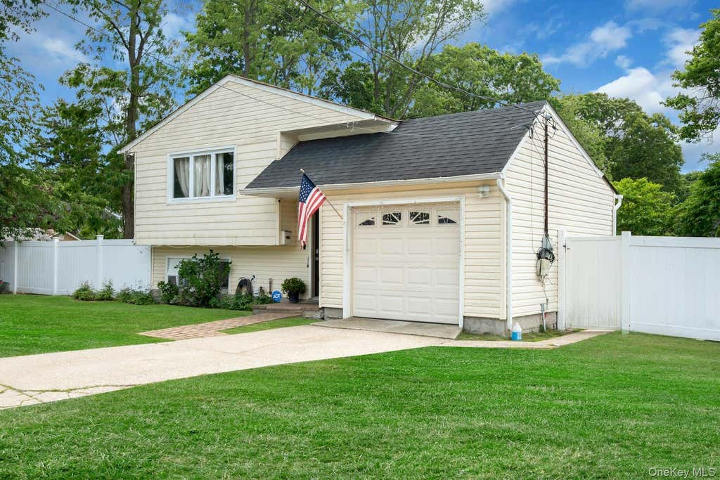Photo of 96 Huron Drive, Bay Shore, NY 11706 (MLS # 1011634)