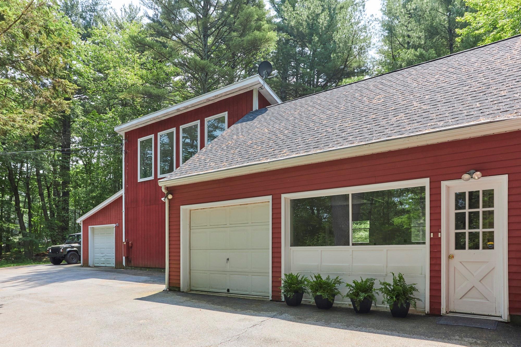 Lamoree Road, Rhinebeck, New York - 3 Bedrooms  
2 Bathrooms  
8 Rooms - 