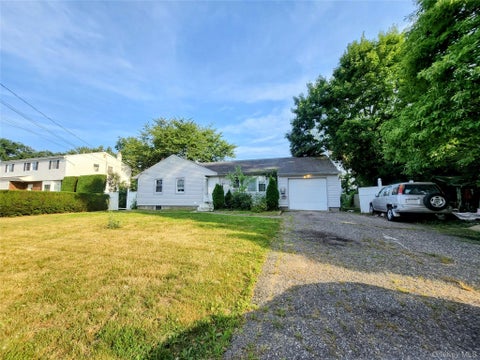 Photo of 182 New York Avenue, Bay Shore, NY 11706 (MLS # 1029207)