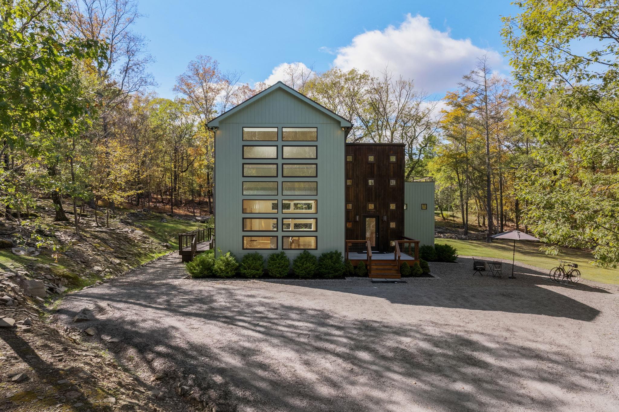 Old Wagon Road, Woodstock, New York - 3 Bedrooms  
2 Bathrooms  
7 Rooms - 