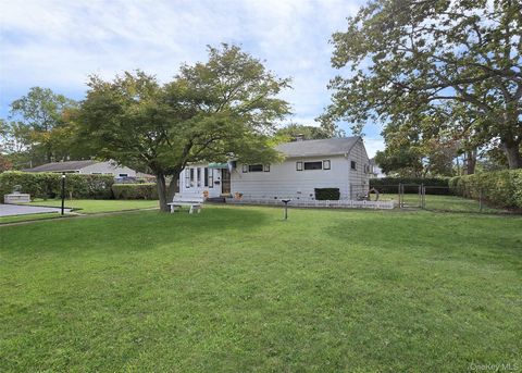 14 E Oakdale Street Bay Shore NY 11706