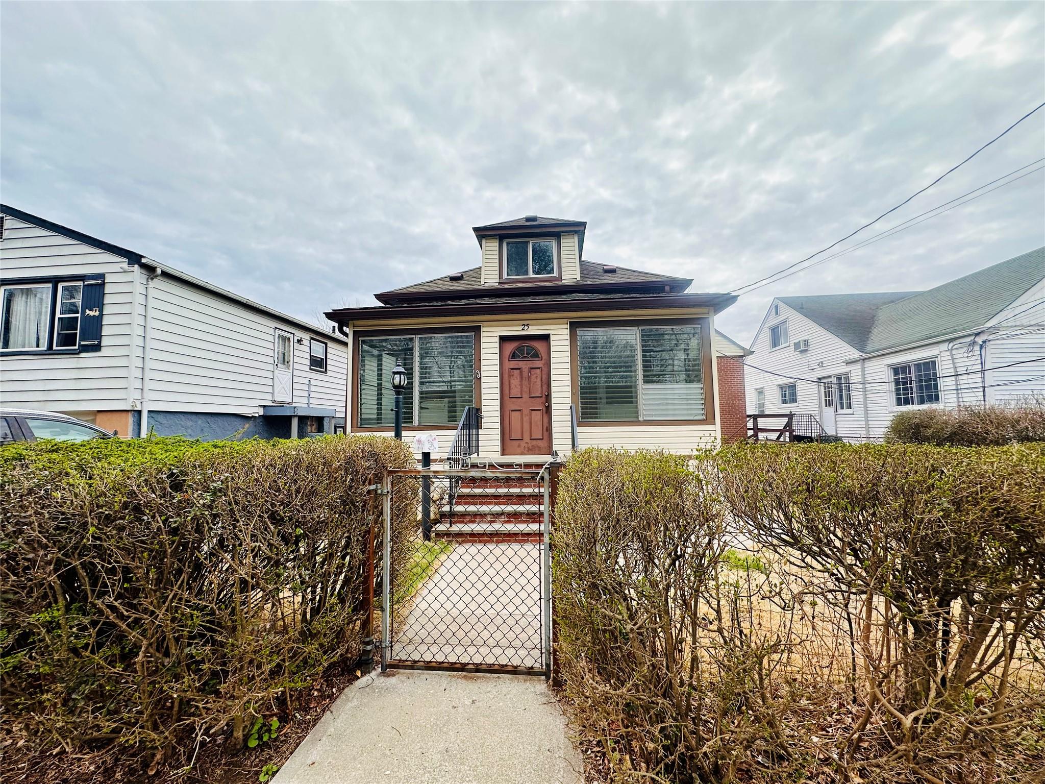 Rental Property at Hillview Avenue 1Fl, Yonkers, New York - Bedrooms: 2 
Bathrooms: 1 
Rooms: 6  - $3,200 MO.