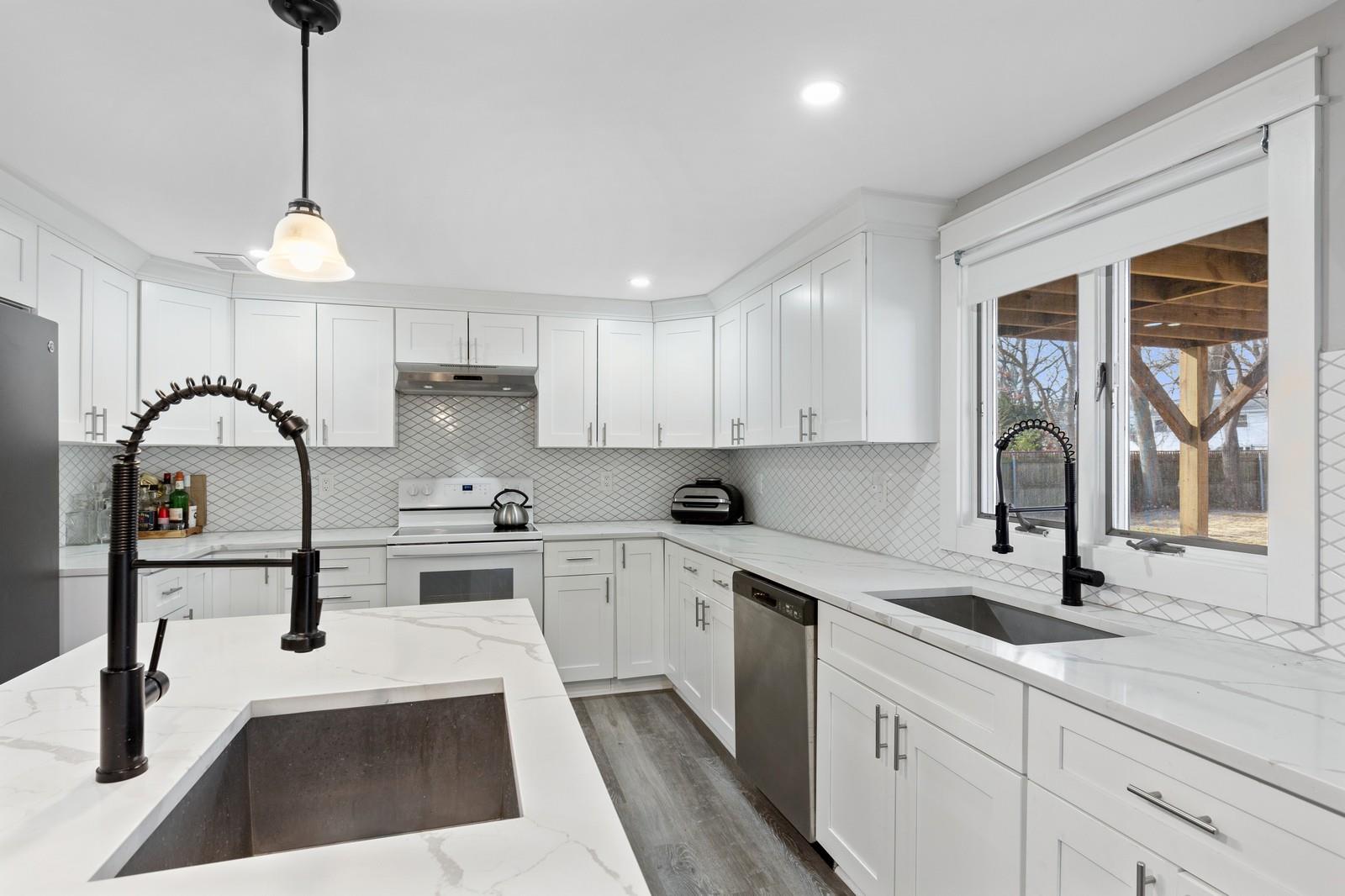 20 Hackberry Lane, Holbrook, New York image 4