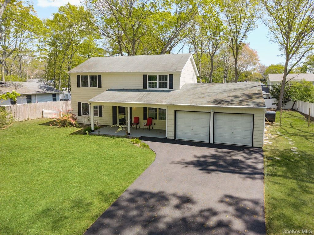 Photo of 35 Spencer Lane, Stony Brook, NY 11790 (MLS # 995378)