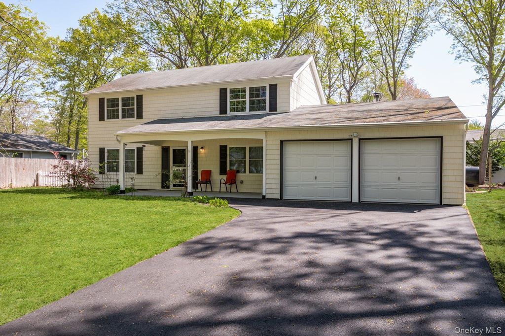 Photo of 35 Spencer Lane, Stony Brook, NY 11790 (MLS # 995378)