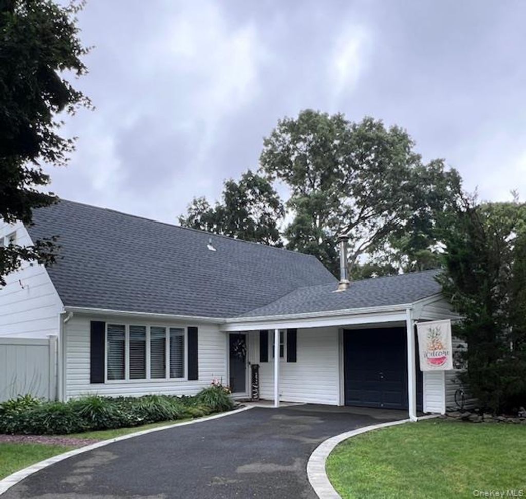 Photo of 1139 Dorothy Street, Holbrook, NY 11741 (MLS # 977613)