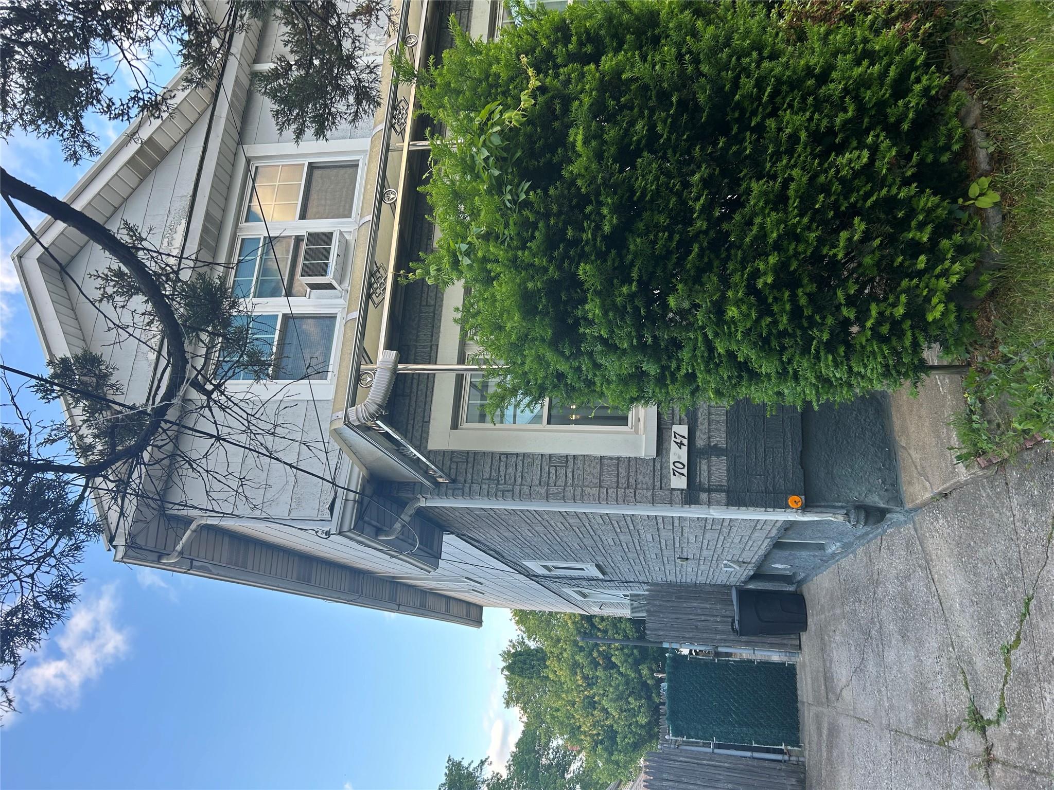 Nansen Street, Forest Hills, Queens, NY - 3 Bedrooms  
2 Bathrooms  
8 Rooms - 