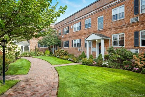 Photo of 51 Lincoln Avenue #D21, Rockville Centre, NY 11570 (MLS # 923947)