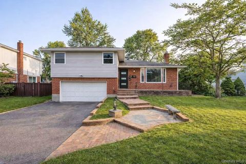 Homes For Sale - 5 Warren Place<br/> Plainview, NY 11803