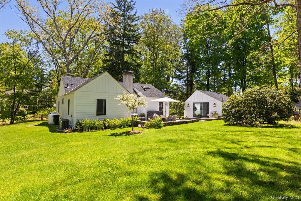 Photo of 49 Clinton Road, Bedford Hills, NY 10507 (MLS # 998067)