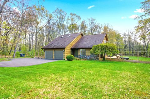 Photo of 315 Burnt Meadow Road, Gardiner, NY 12525 (MLS # 989435)