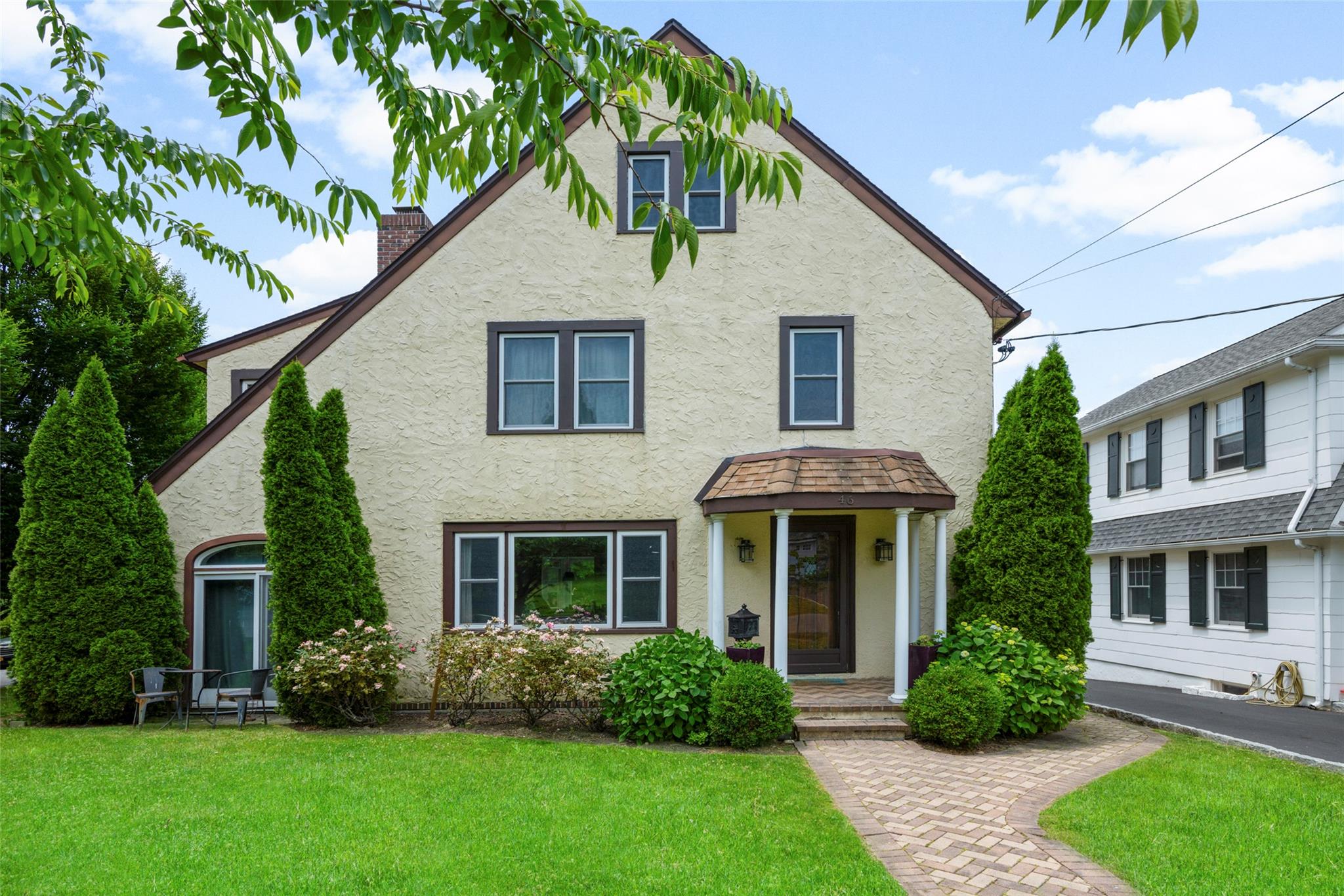 Kane Avenue, Larchmont, New York - 4 Bedrooms  
4 Bathrooms  
9 Rooms - 
