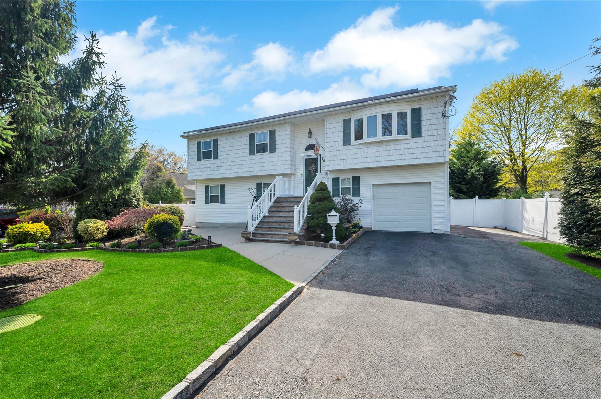 1584 N Gardiner Drive, Bay Shore, New York image 45