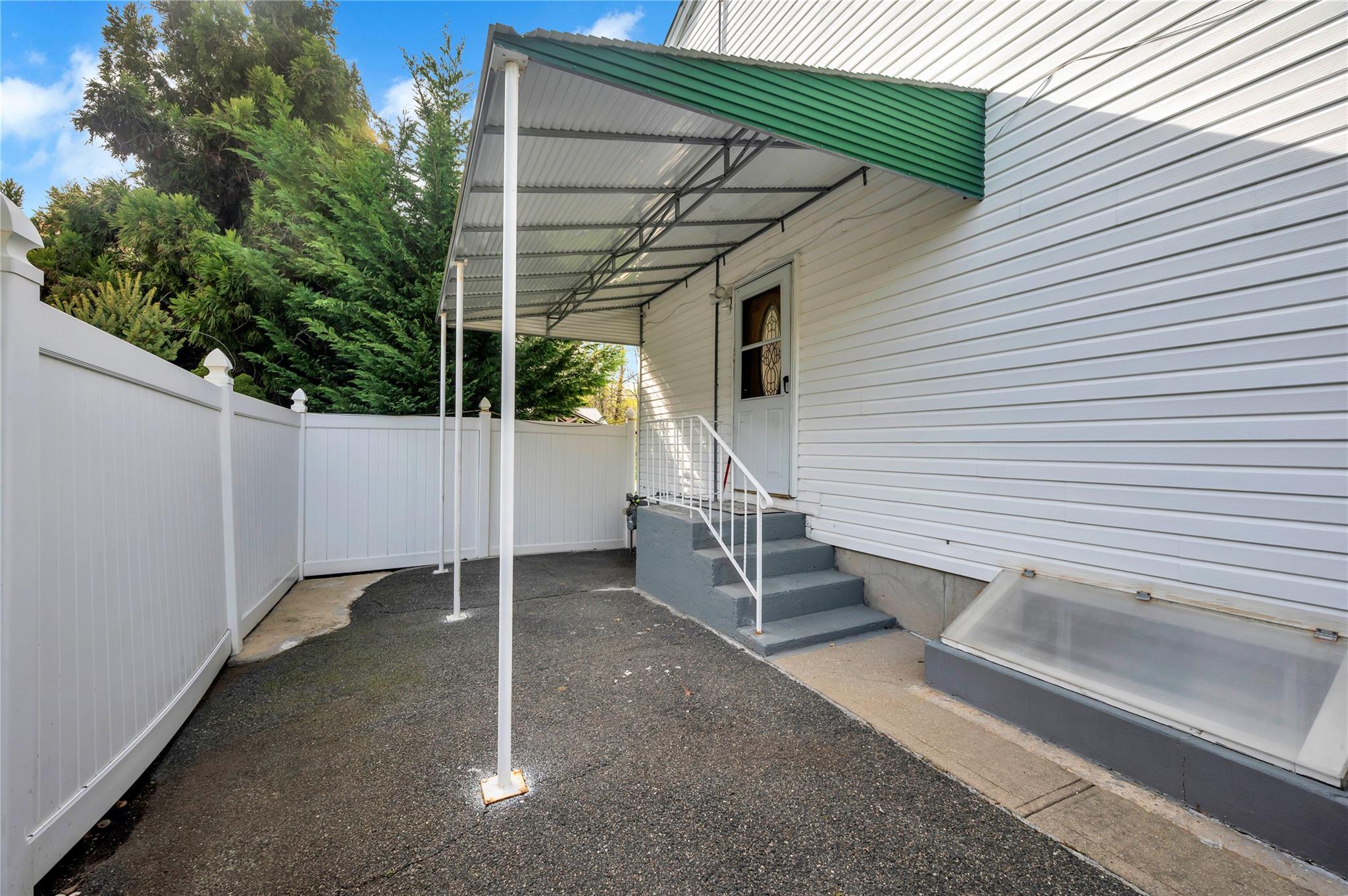 1584 N Gardiner Drive, Bay Shore, New York image 22