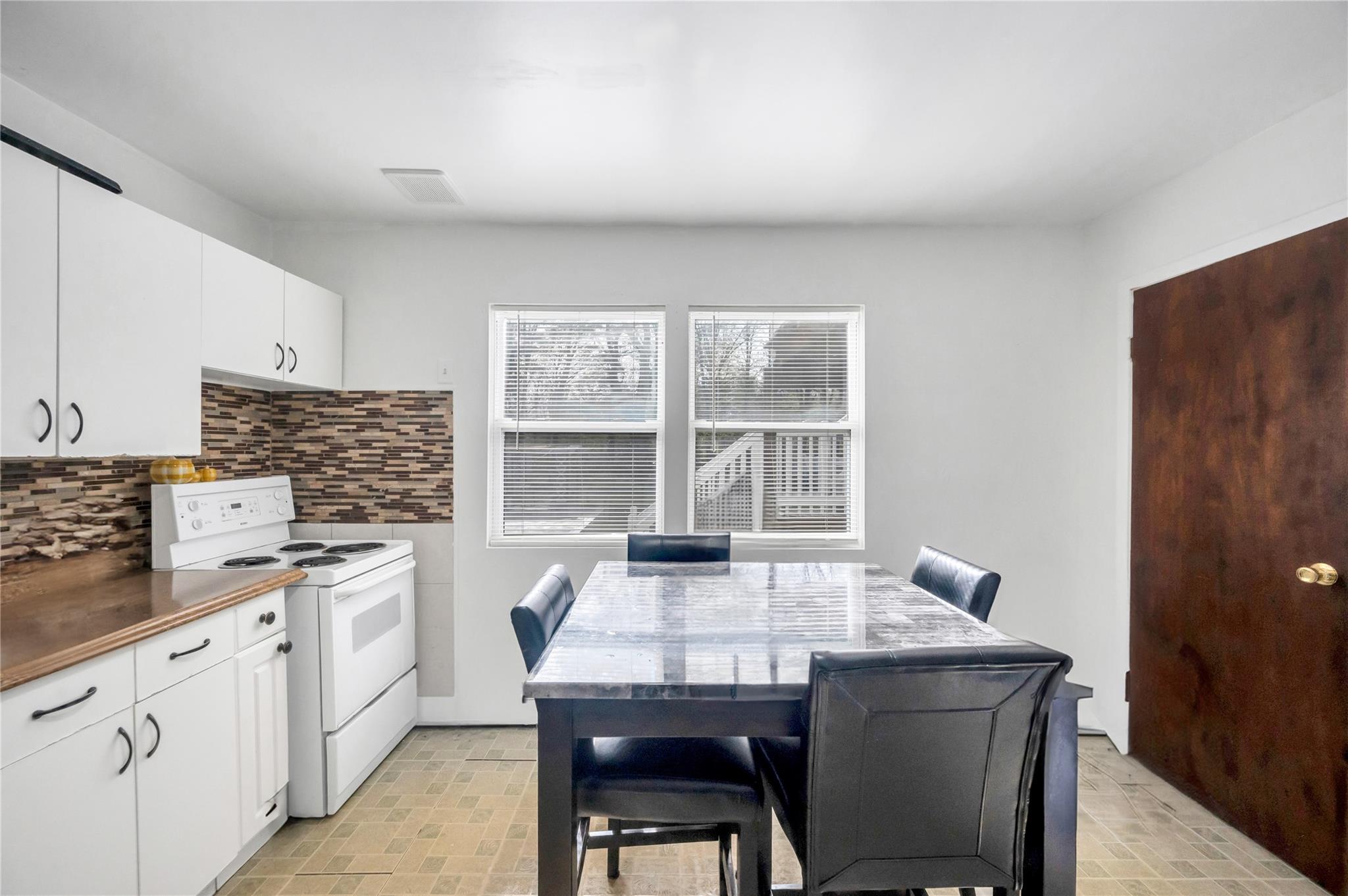 1584 N Gardiner Drive, Bay Shore, New York image 24