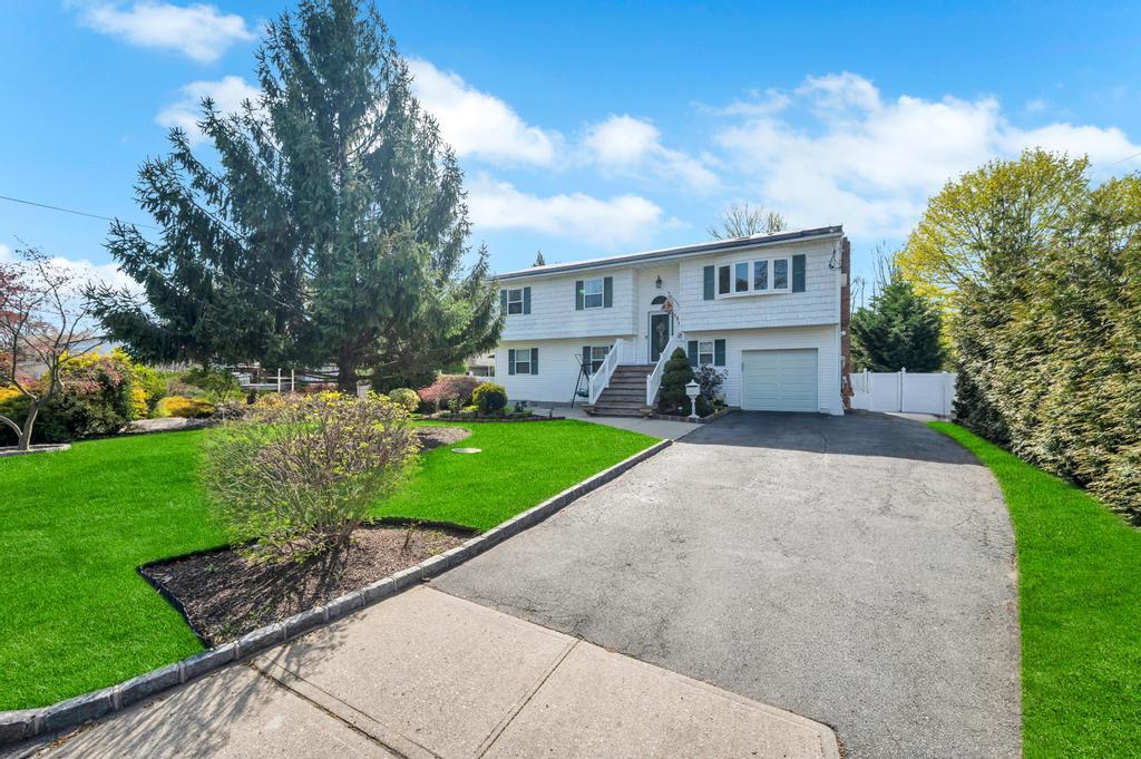 1584 N Gardiner Drive, Bay Shore, New York image 1