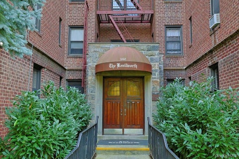 Apartment For Rent - 142 Garth Road #3J<br/> Westchester County, Scarsdale, NY 10583