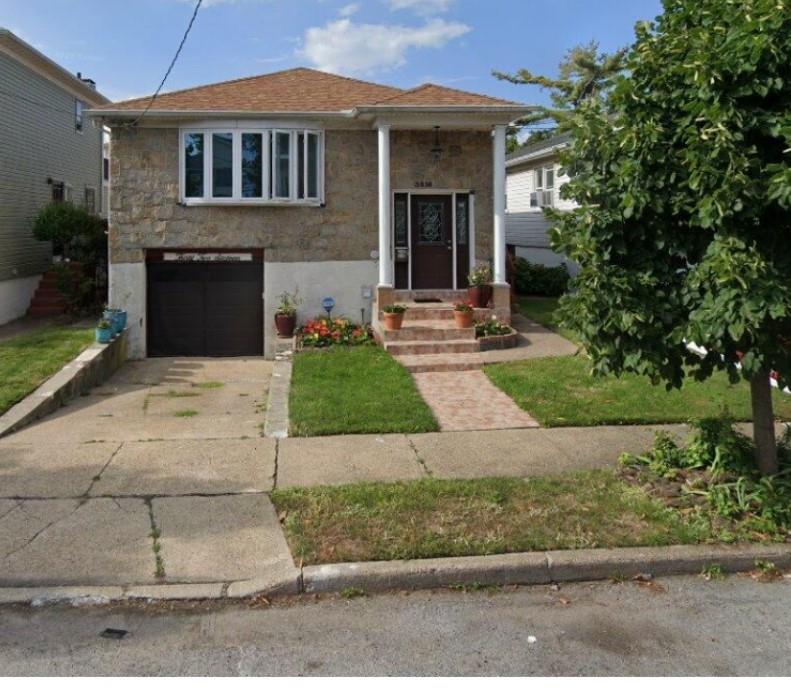 Healy Avenue, Far Rockaway, Queens, NY - 3 Bedrooms  
3 Bathrooms  
7 Rooms - 