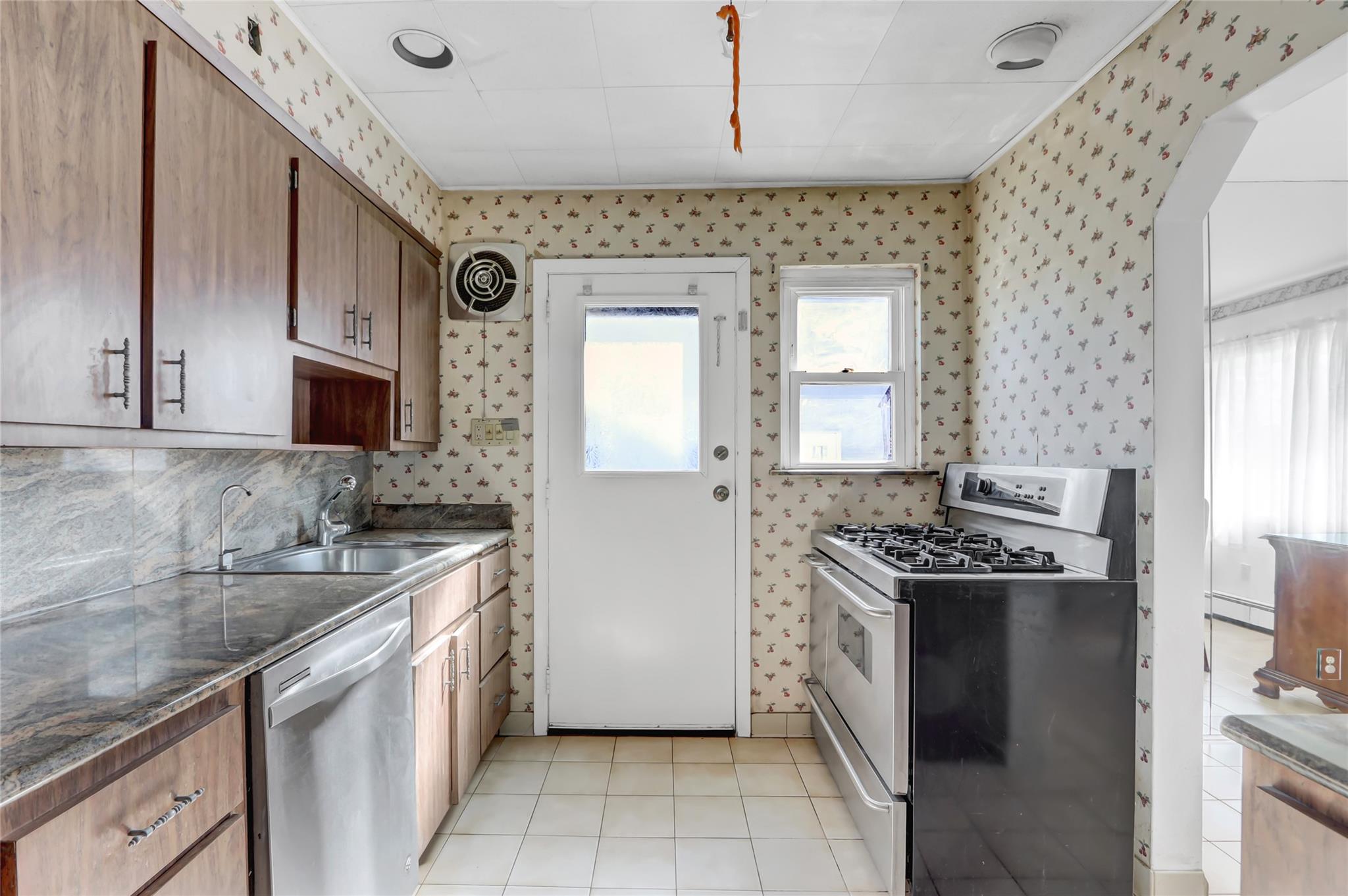 156 White Road, Mineola, New York image 10