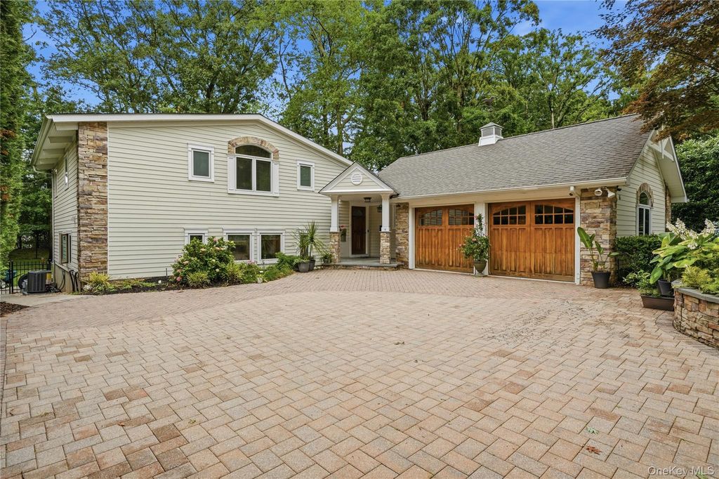 Photo of 16 Sagamore Road, East Norwich, NY 11732 (MLS # 1022509)