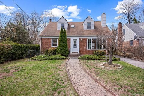 Homes For Sale - 8 Grady Court<br/> Nassau County, Great Neck, NY 11023