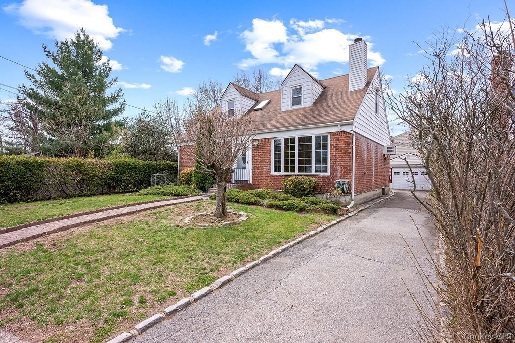 Photo of 8 Grady Court, Great Neck, NY 11023 (MLS # 980517)