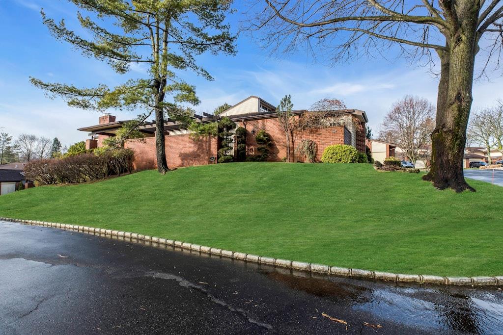 284 Sparrow Drive, Manhasset, New York image 38