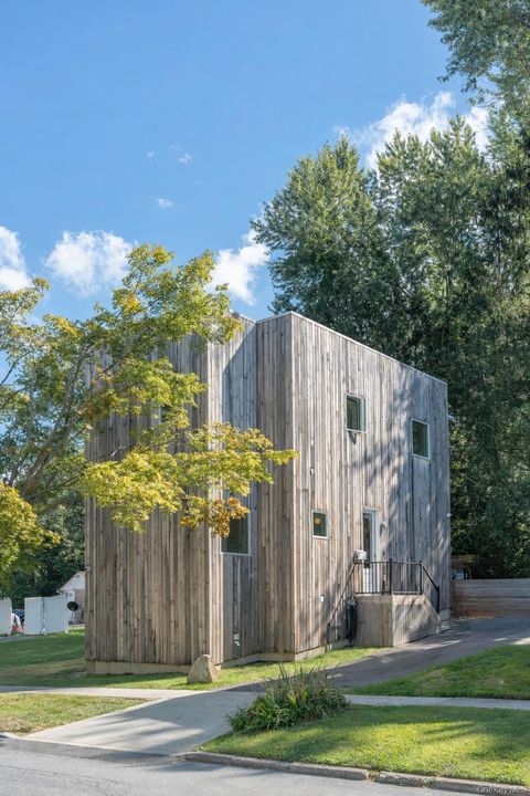 Townhouse For Sale - 6 Glenwood Avenue<br/> Poughkeepsie, NY 12603