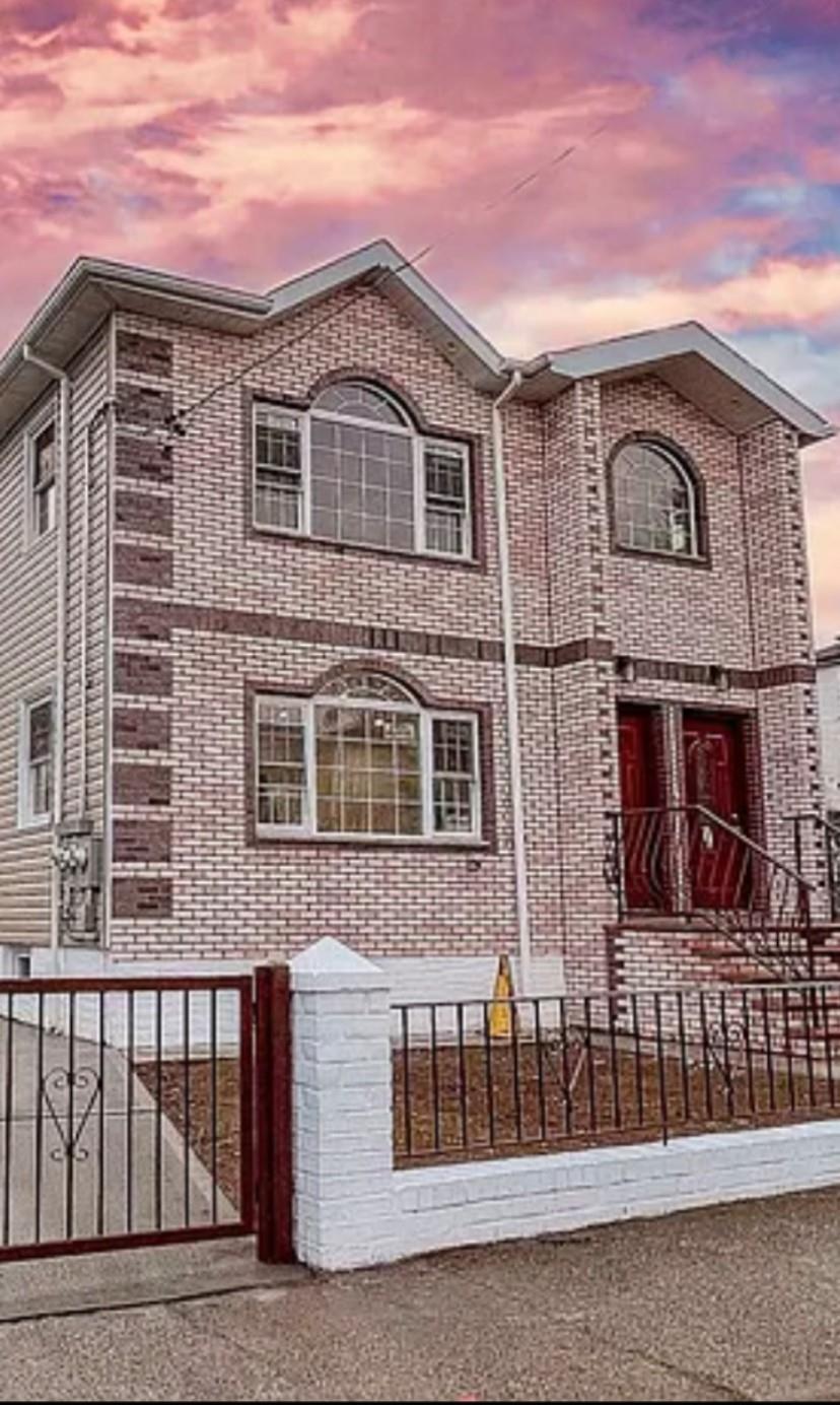 191st Street St, Saint Albans, Queens, NY - 3 Bedrooms  
2 Bathrooms  
6 Rooms - 