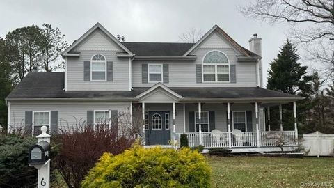 Photo of 6 Donnelly Court, Manorville, NY 11949 (MLS # 991772)