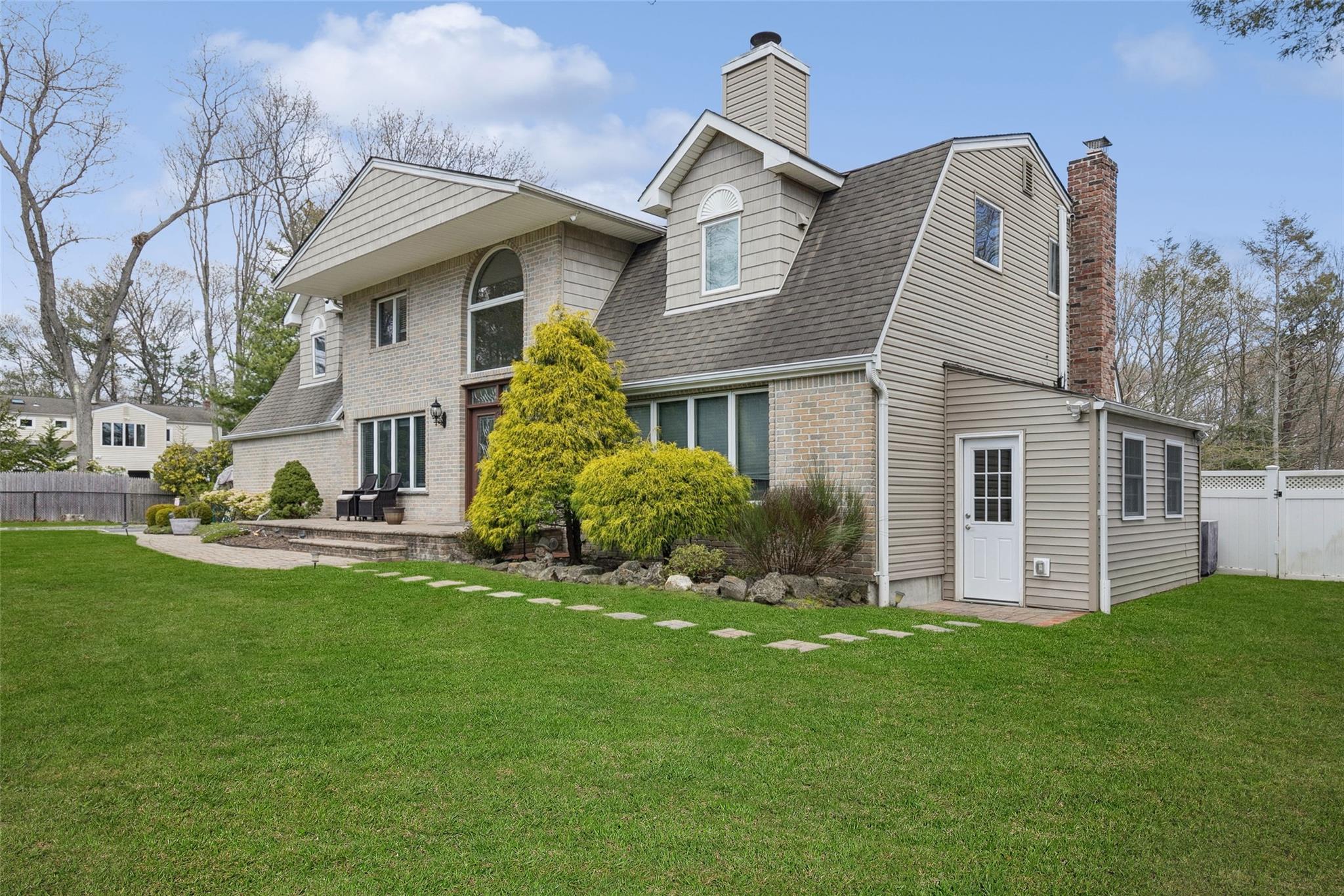 3 Philson Court, Commack, New York image 2