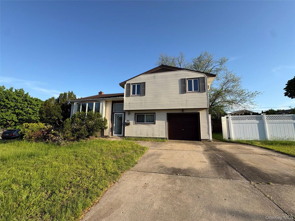 Photo of 5 Skellington Road, Plainview, NY 11803 (MLS # 999851)