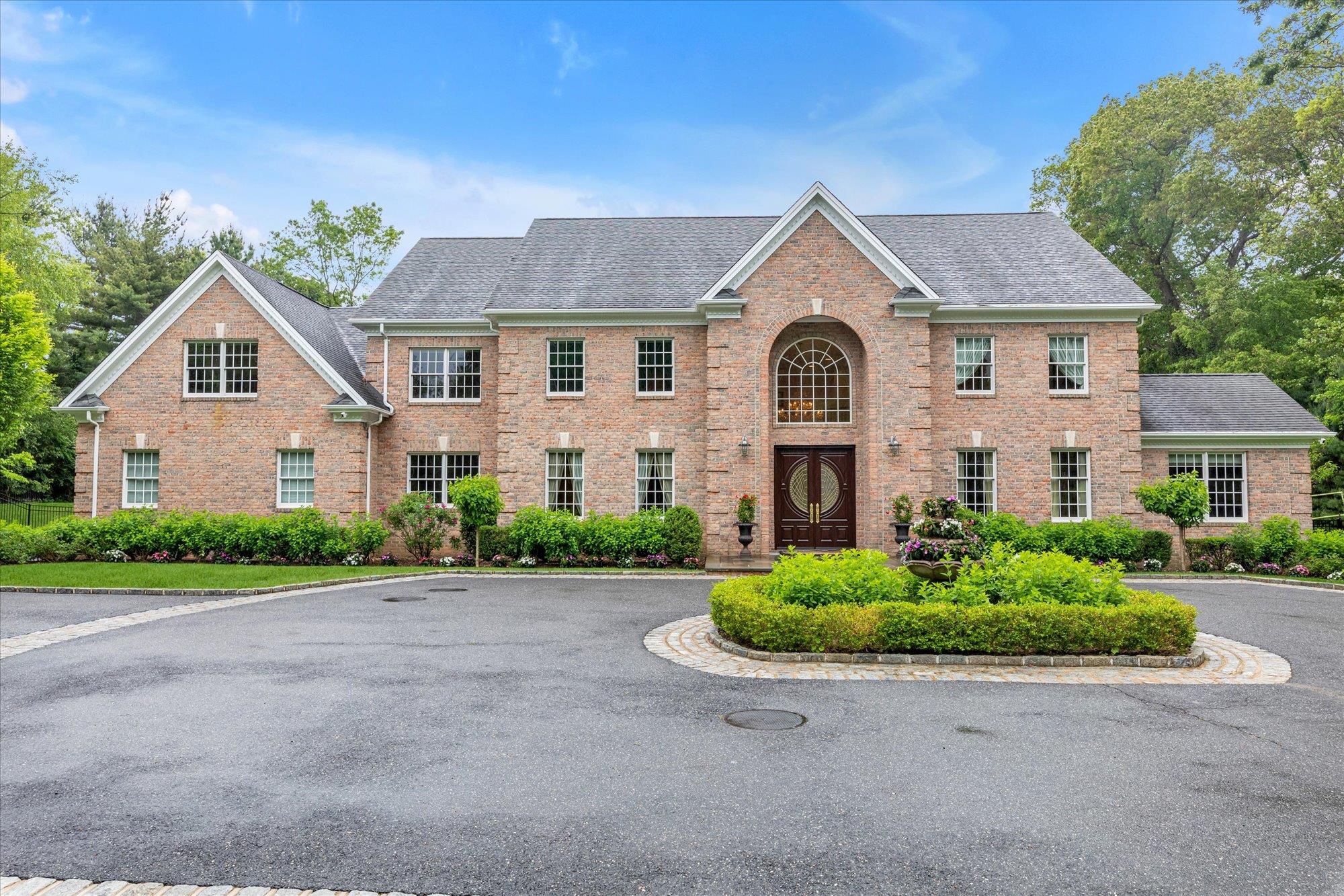 61 Geralind Drive, Syosset, New York image 1