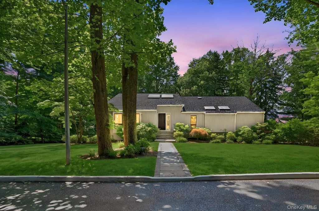 Photo of 12 Hearthstone Circle, Scarsdale, NY 10583 (MLS # 1011199)