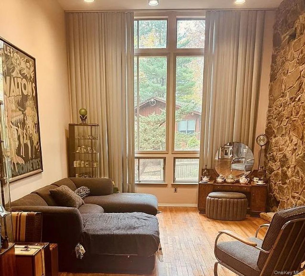 Photo of 11 Lomond Avenue, Chestnut Ridge, NY 10977 (MLS # 945269)