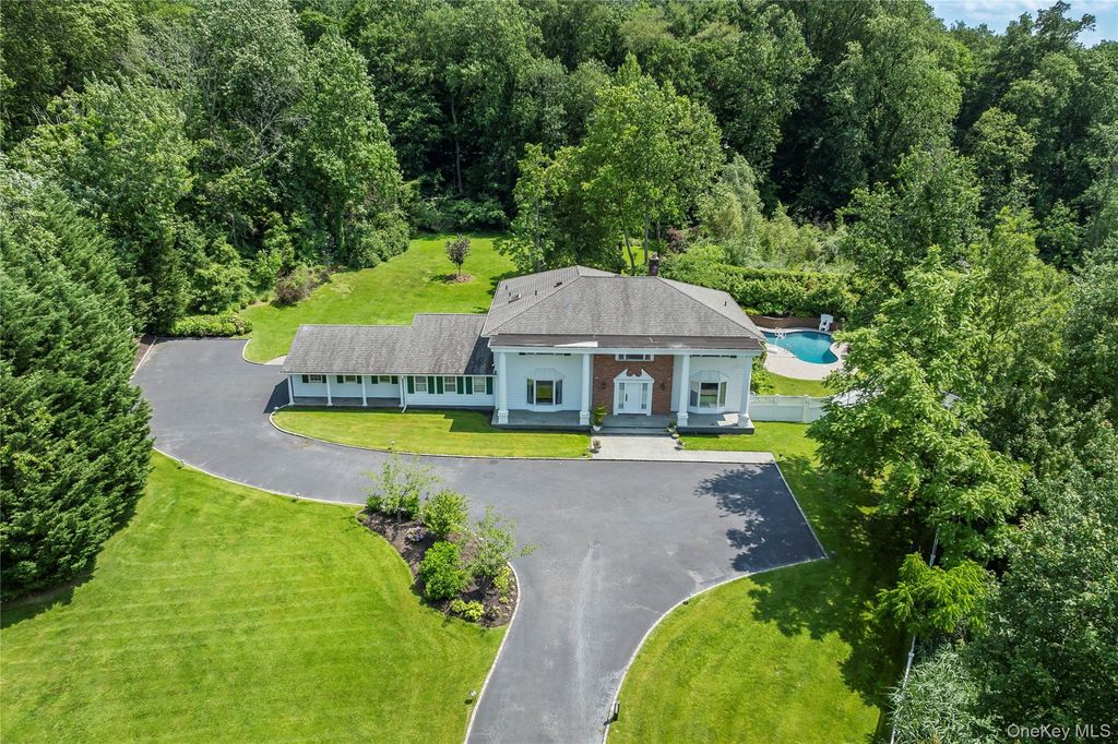 Photo of 25 Montrose Court, Roslyn Harbor, NY 11576 (MLS # 995401)