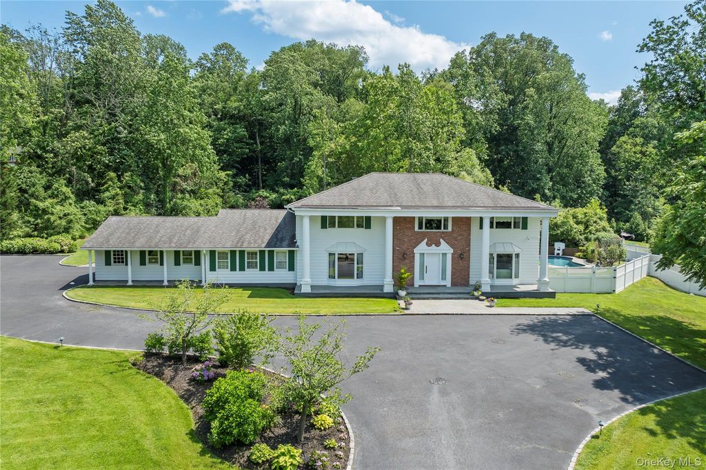 Photo of 25 Montrose Court, Roslyn Harbor, NY 11576 (MLS # 995401)