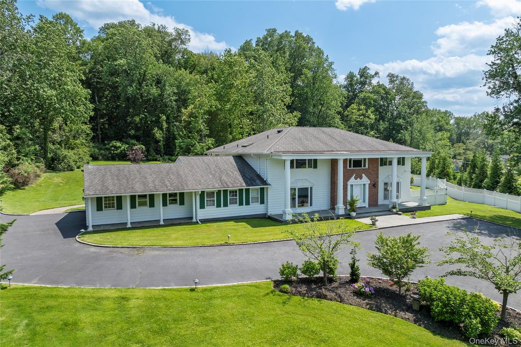 Photo of 25 Montrose Court, Roslyn Harbor, NY 11576 (MLS # 995401)